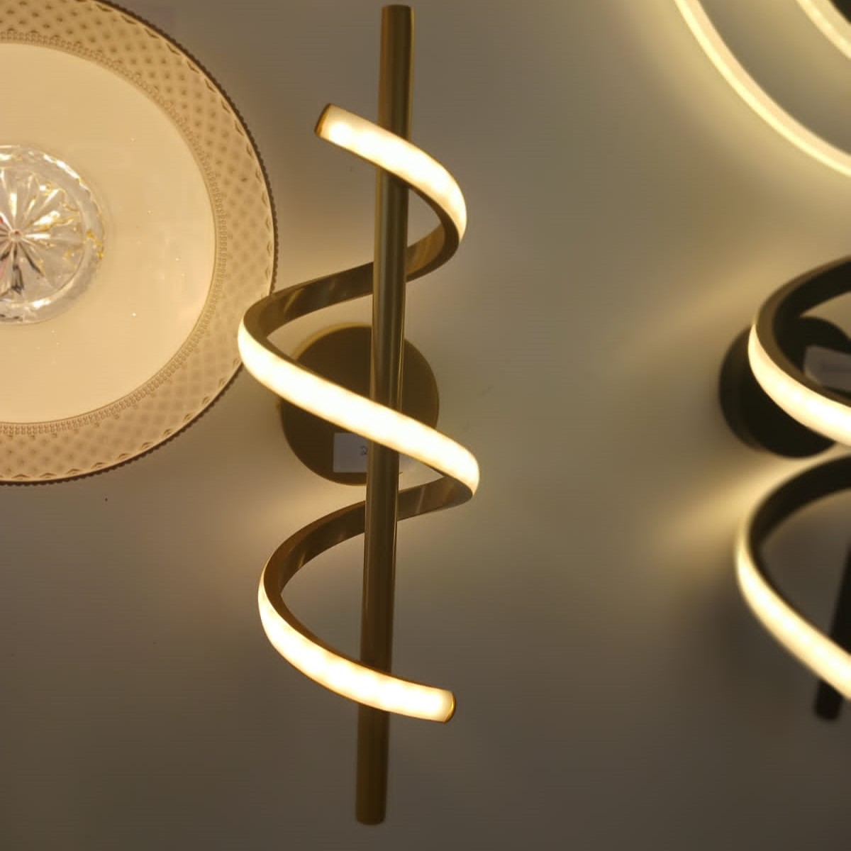 WhatsApp Image 2025-10-03 at 3.35.47 PM (2) Spiral LED Wall Light Best prices in Kenya Arc Design Wall Light: The curved design and black base bring you a modern and trendy visual. This curved indoor wall light will add instant elegance to your home. Not only can it be used for lighting, but also a good choice for home decoration. High quality materials.: This modern indoor wall light is made of high quality copper and silicone, it is smooth, sturdy, safe, non-fading, easy to clean, which is corrosion-resistant and durable, and has a long service life.